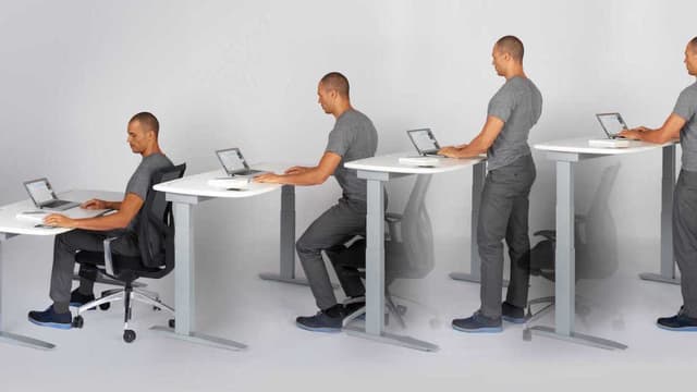 La position assis-debout serait une solution pour mieux vivre au bureau.