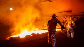 Des ouvriers retirent les scories du haut fourneau d'une usine qui produit de l'acier destiné à l'exportation à Anyang, dans la province centrale du Henan en Chine, le 12 février 2025. 