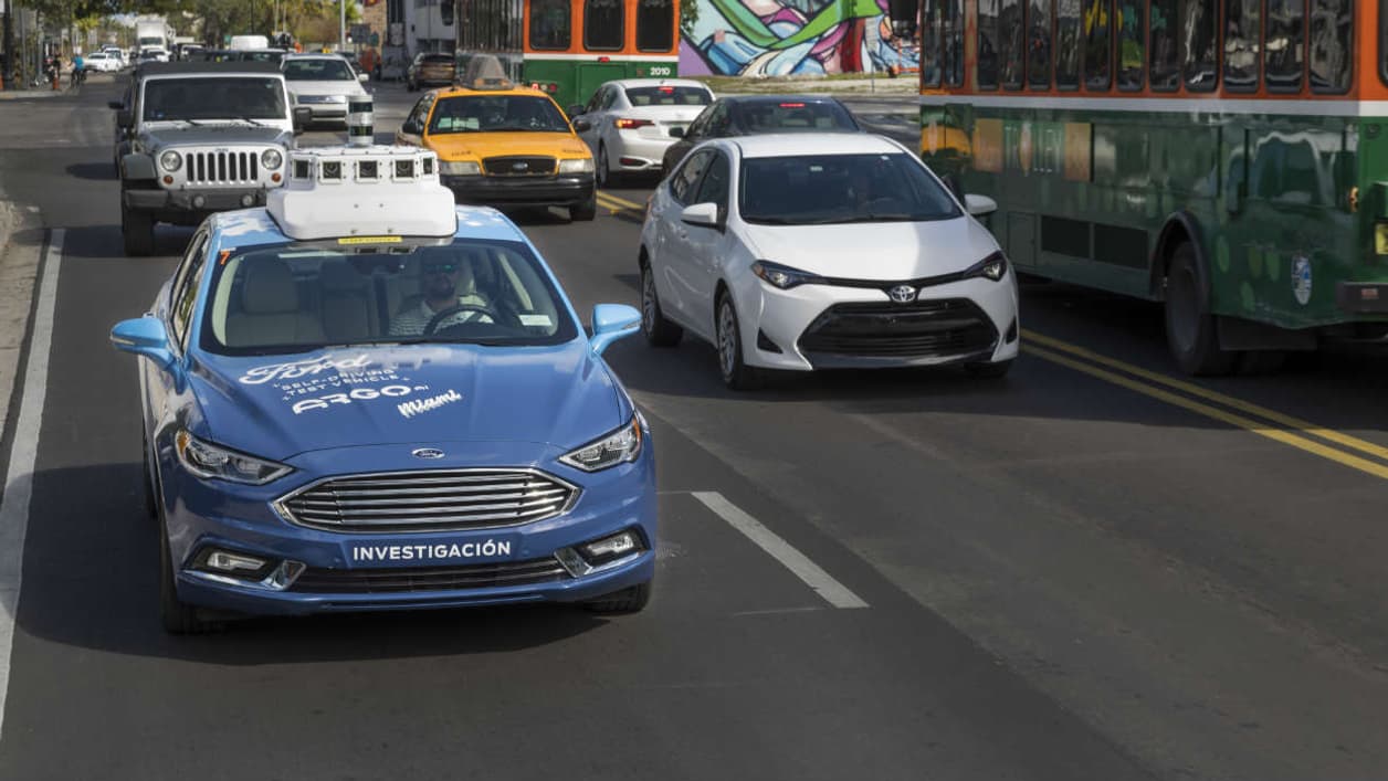 Contrairement à la réglementation californienne, la flotte Ford devrait elle conserver en Floride des superviseurs derrière le volant. Contrairement à la réglementation californienne, la flotte Ford devrait elle conserver en Floride des superviseurs derrière le volant.