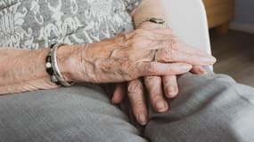 Mains de personne âgée (illustration)
