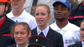 Une chorale de jeunes conclut le défilé du 14 juillet 2021 à Paris.