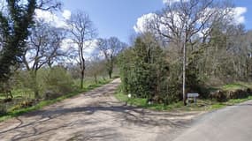 L'entrée boisée du grand domaine de Domenac, qui croise la départementale D42 à Sénaillac-Lauzès.