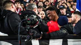 Jonathan David célébré par le kop des supporters lillois après la victoire contre Sturm Graz (3-2, Ligue des champions), le 11 décembre 2024
