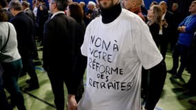 Un manifestant porte avec un t-shirt "Non à votre réforme des retraites" lors d'un discours d'Emmanuel Macron à Barcelone, le 19 janvier 2023. 