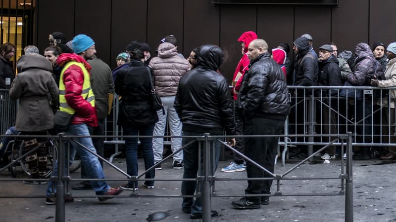 Régulièrement, comme ici à Lyon, de longues files d'attente d'étrangers souhaitant renouveler leurs titres de séjours se forment