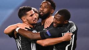 Aouar, Dembélé pendant la qualification de l'OL contre Manchester City