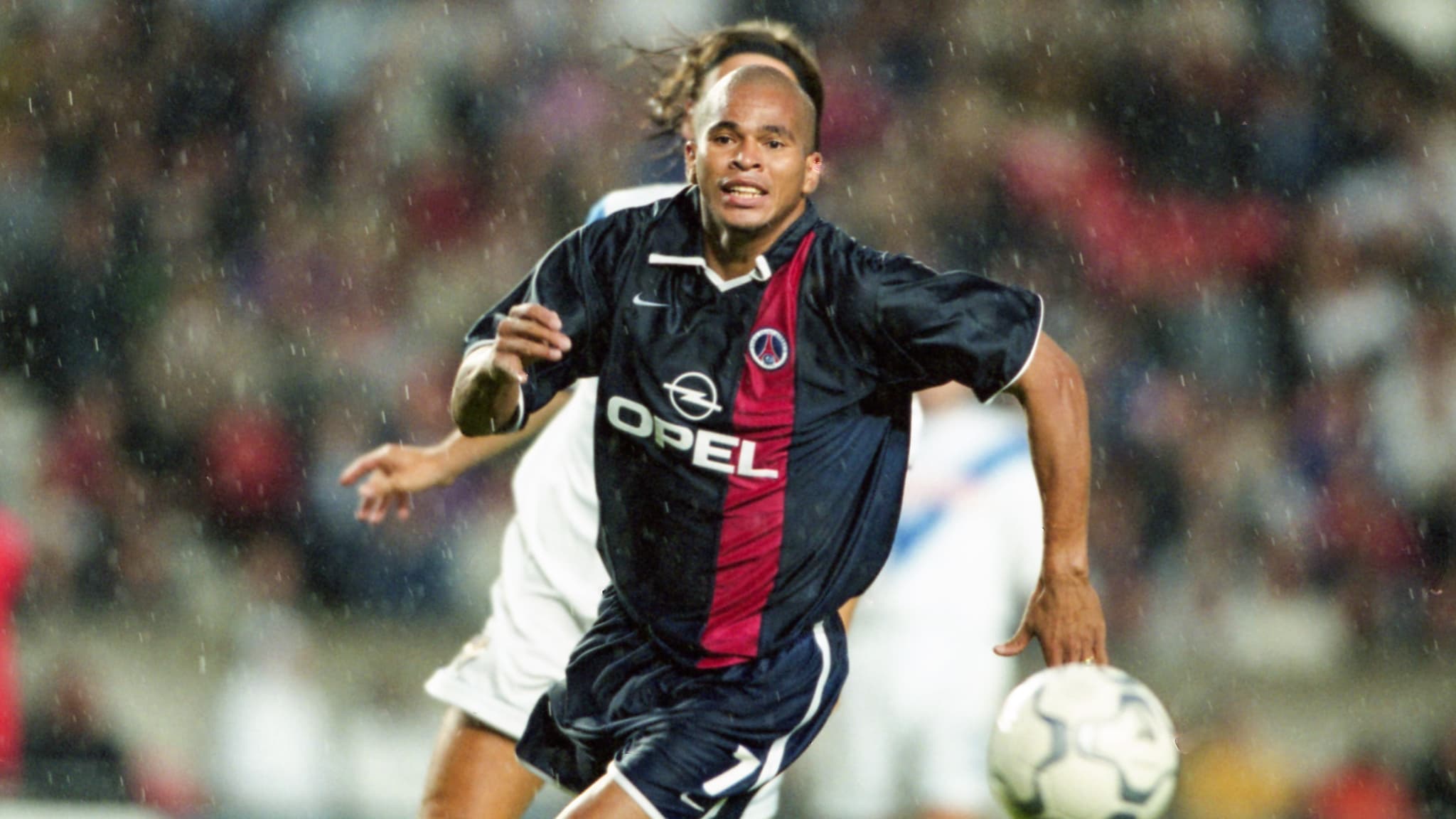 L'attaquant du PSG Aloisio contre Brescia le 7 août 2001 en Coupe Intertoto L'attaquant du PSG Aloisio contre Brescia le 7 août 2001 en Coupe Intertoto