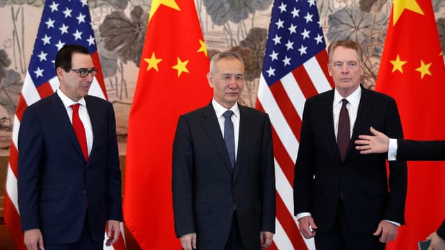 Steven Mnuchin (Secrétaire américain au Trésor), Liu He (vice-Premier ministre chinois), et Robert Lighthizer (Représentant américain au Commerce), le 1er mai dernier, lors de négociations à Pékin.