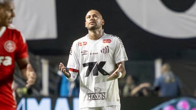 Neymar dépité avec Santos contre l'Internacional Porto Alegre en D1 brésilienne, le 23 juillet 2025