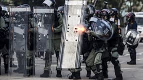 La police anti-émeute fait feu contre les manifestants, à Hong-Kong, pendant une journée de violents affrontements 