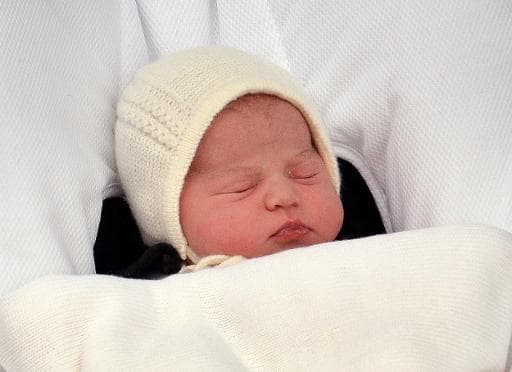 La fille du prince William et de Kate présentée le 2 mai 2015 devant l'hôpital St Mary à Londres La fille du prince William et de Kate présentée le 2 mai 2015 devant l'hôpital St Mary à Londres