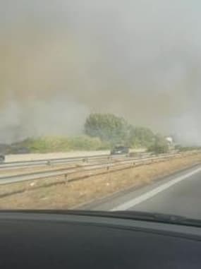 Incendie à Vitrolles: des flammes aux abords de l'autoroute - Témoins BFMTV