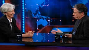 Christine Lagarde s'exprime en anglais face Jon Stewart.