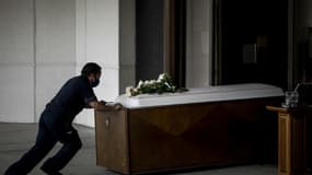 Le cerceuil de Francia Nelly, native d'Equateur morte des complications du coronavirus, le 5 juin 2020 au cimetière St John  dans le Queens à New York city