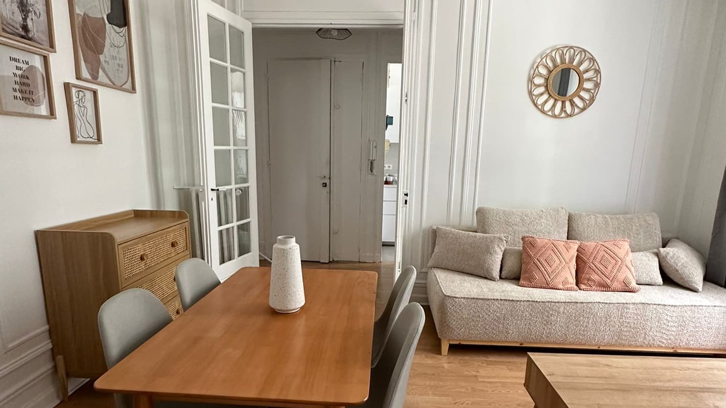 Pour la déco, misez sur les coussins ou les cadres, tout respectant l'harmonie des couleurs.