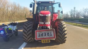 Un agriculteur manifeste dans son tracteur sur l'A42 ce jeudi 25 janvier 2024.