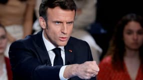 Le président Emmanuel Macron, candidat à la présidentielle, lors d'un débat télévisé à Saint-Denis, le 14 mars 2022 