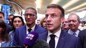Emmanuel Macron n'a "aucun doute" sur le fait que la Russie cible les JO de Paris, "y compris en termes informationnels"