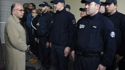 Le ministre de l'Intérieur Bernard Cazeneuve rencontre des policiers le 5 octobre 2015 à Saint-Ouen, dans la banlieue de Paris