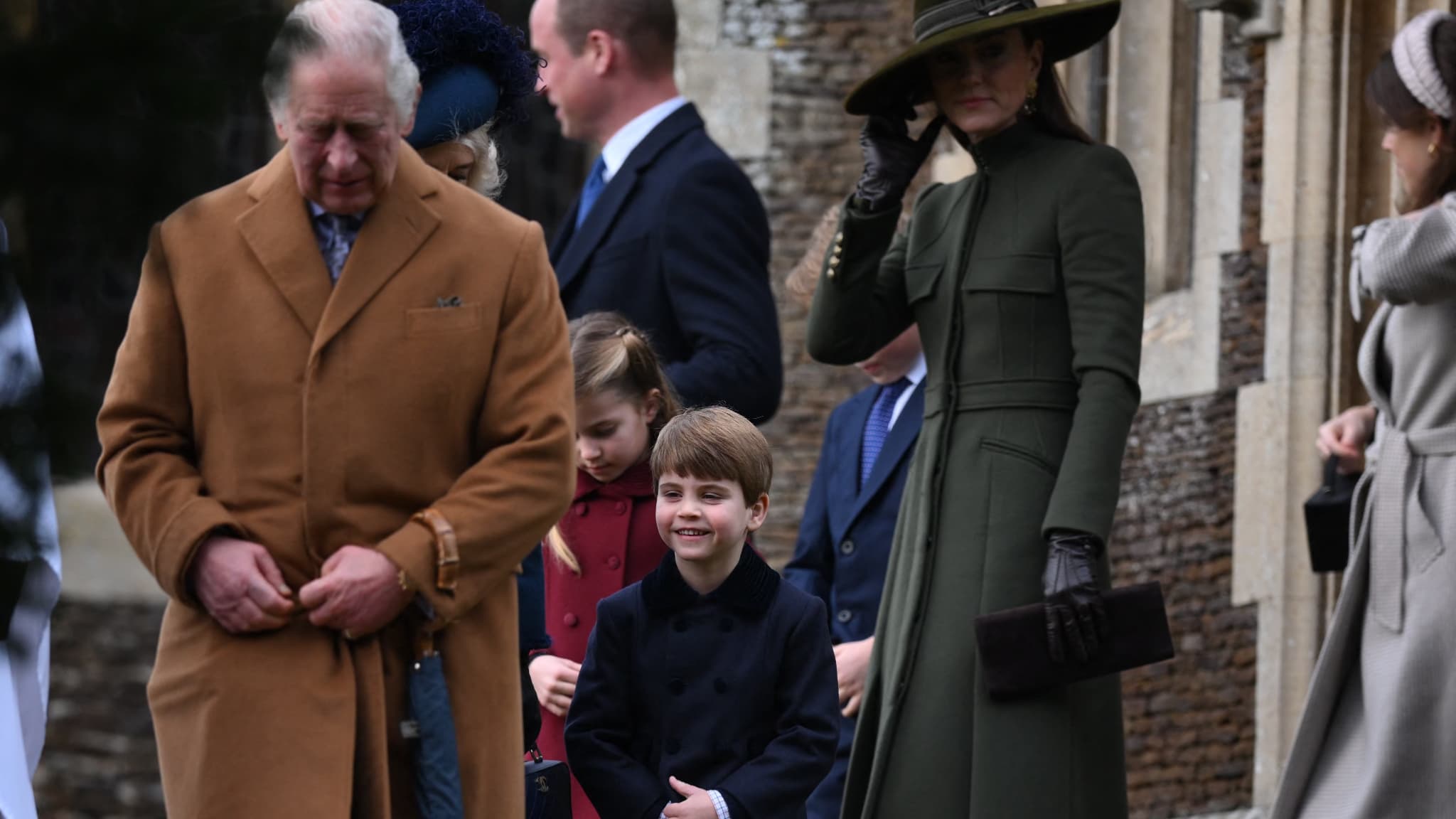 Le prince Louis à Sandringham, aux côtés du roi Charles III Le prince Louis à Sandringham, aux côtés du roi Charles III