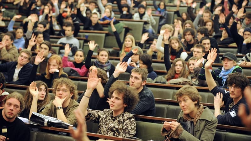 Des étudiants participant à une assemblée générale à l'université de Strasbourg, le 4 février 2009 (photo d'illustration). 