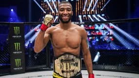 Salahdine Parnasse avec sa ceinture des plumes du KSW