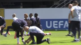 Eduardo Camavinga avec le staff, le lundi 24 juin 2024