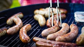Des merguez et des saucisses sur un barbecue (photo d'illustration).