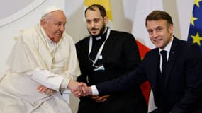 Le pape François rencontre le président français Emmanuel Macron à l'aéroport international d'Ajaccio à la fin de son voyage sur l'île française de Corse, le 15 décembre 2024.