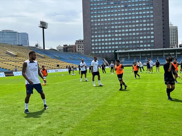 Neymar, Kylian Mbappé and Sergio Ramos in training with young Japanese players