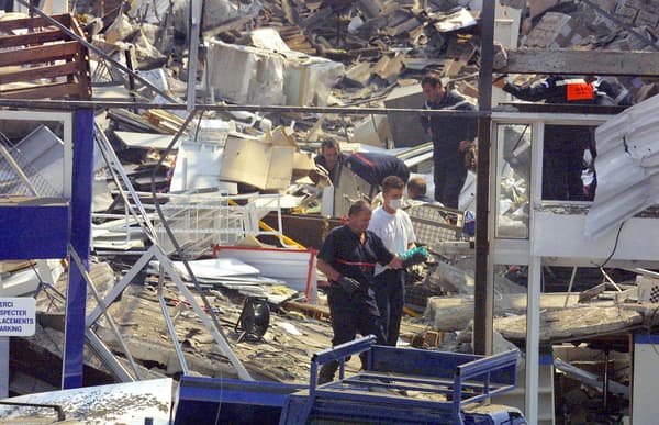 Des secouristes dans les décombres d'un grand magasin de bricolage après l'explosion d'AZF, le 21 septembre 2001 Des secouristes dans les décombres d'un grand magasin de bricolage après l'explosion d'AZF, le 21 septembre 2001