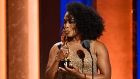 L'actrice Angela Bassett recevant son Oscar d'honneur le 9 janvier 2024