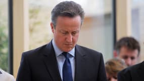 Le Premier ministre britannique David Cameron se recueille en hommage aux victimes de l'attentat de Sousse, le 3 juillet. 