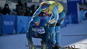 Le biathlète malvoyant ukrainien Vitalii Lukianenko (g) félicité par son guide, après son titre aux Jeux paralympiques de Pékin, le 5 mars 2022