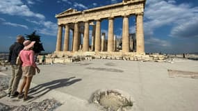 Des touristes sur l'Acropole, à Athènes, devant l'ancien temple du Parthenon, le 4 juin 2021