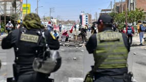 Des policiers encadrent des manifestants au Pérou le 6 janvier 2023