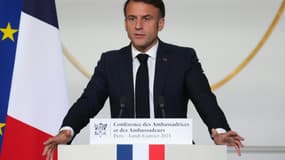 Le président Emmanuel Macron devant les ambassadeurs français, le 6 janvier 2025 à Paris