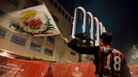 Un supporter niçois devant le stade Louis-II, le 29 mars 2025.