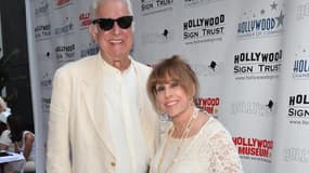 L'actrice Denise Alexander et son mari le réalisateur Richard Colla assistent à la célébration du 90e anniversaire de l'enseigne Hollywood Sign le 19 septembre 2013 à Hollywood,