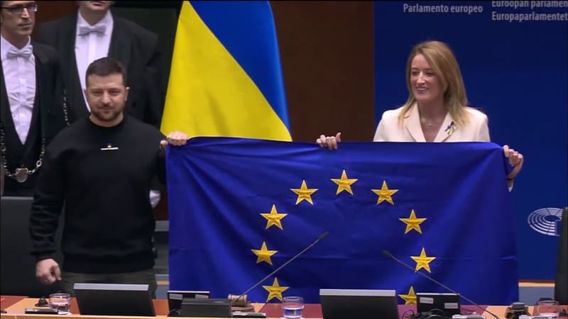 Volodymyr Zelensky, drapeau de l'Europe à la main au Parlement de Bruxelles en février 2023.