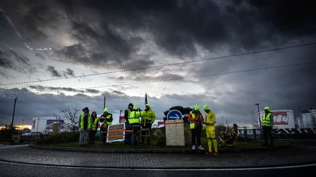 Les gilets jaunes sur un rond point
