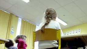 Des enfants dans une salle de classe (illustration)