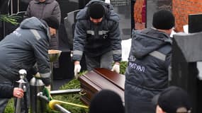Des employés de pompes funèbres transportant le cercueil d'Alexeï Navalny à Moscou (Russie), le 1er mars 2024