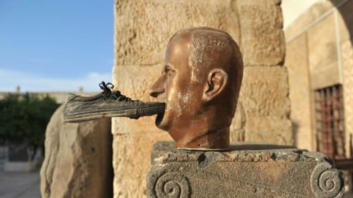 Une chaussure collée à une statue de l'ancien président syrien Hafez al-Assad, au musée de Maaret al-Numan, dans le nord-ouest de la Syrie, 17 octobre 2012