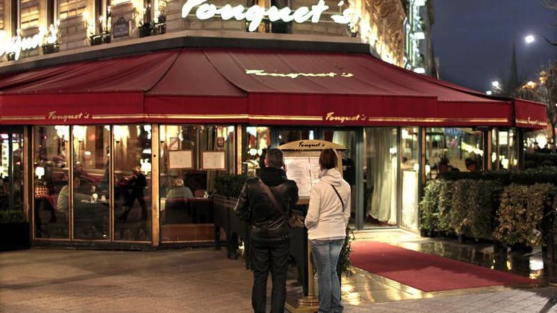 Nicolas Sarkozy a fait mercredi amende honorable sur l'épisode de la "nuit du Fouquet's", au soir de sa victoire à la présidentielle de 2007, tout en s'efforçant de la relativiser par rapport aux "scandales retentissants" qui ont secoué la Ve République.
