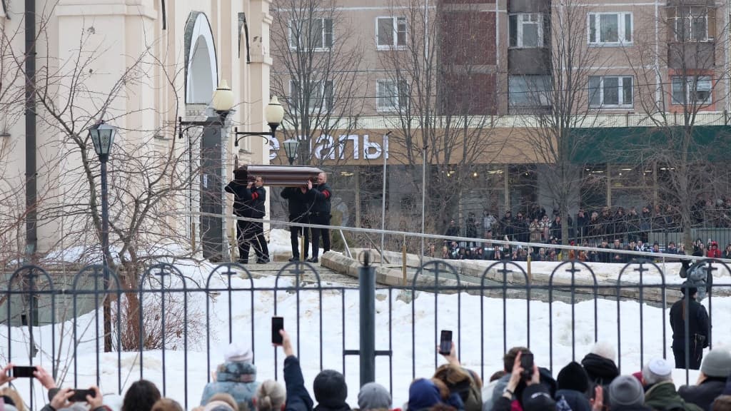Le cercueil de l'opposant russe Alexeï Navalny lors de ses funérailles, dans le quartier de Maryino à Moscou, le vendredi 1er mars 2024.