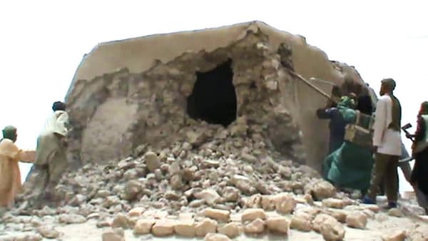 Capture d'écran d'une vidéo datant de juillet 2012 montrant des islamistes s'attaquant à un mausolée, à Tombouctou, au Mali. Capture d'écran d'une vidéo datant de juillet 2012 montrant des islamistes s'attaquant à un mausolée, à Tombouctou, au Mali.