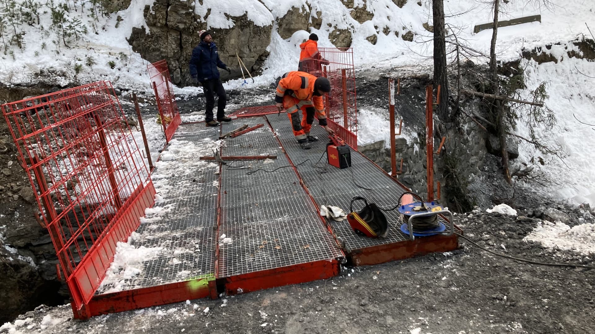 Une passerelle piétonne provisoire installée pour relier Risoul à son hameau de Barbein (Hautes-Alpes), début décembre 2023.