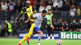 Cristiano Ronaldo chute après un duel avec Mohamed Camara