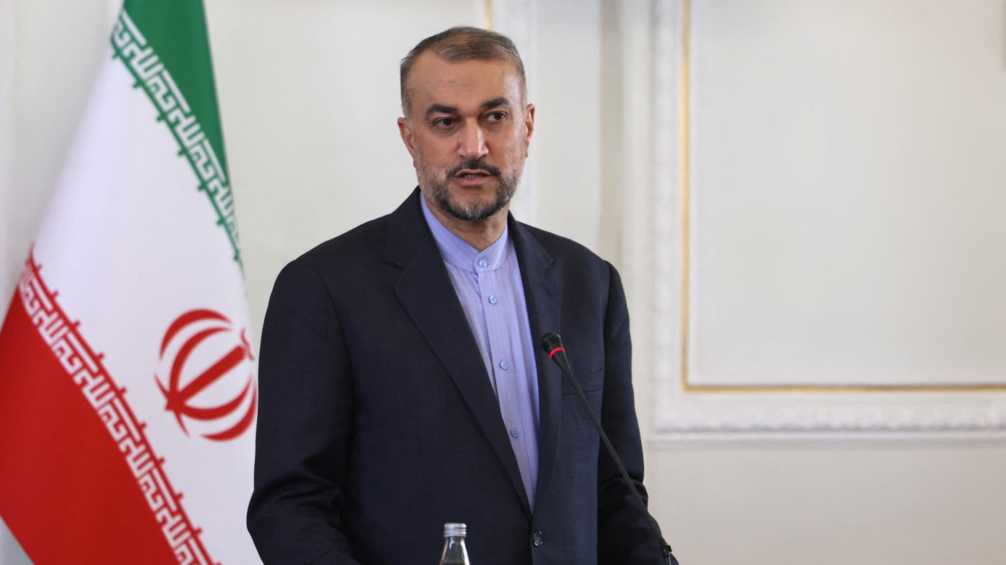Le ministre iranien des Affaires étrangères Hossein Amir-Abdollahian en conférence de presse à Téhéran, le 22 octobre 2023. Il meurt dans le même accident d'hélicoptère que le président iranien Ebrahim Raïssi en mai 2024